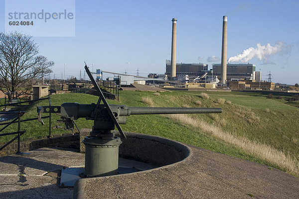 Weltkrieg Pistole mit Kraftwerk hinter  bei Tilbury Fort  verwendet vom 16. bis ins 20. Jahrhundert  Tilbury  Essex  England  Vereinigtes Königreich  Europa