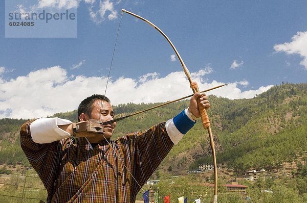 Mann üben des beliebteste Sports in Bogenschießen  Thimphu  Bhutan  Asien