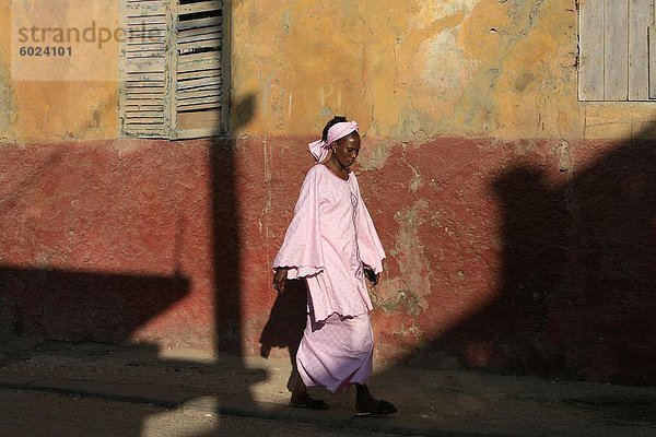 Frau Wandern in Straße  St. Louis  Senegal  Westafrika  Afrika