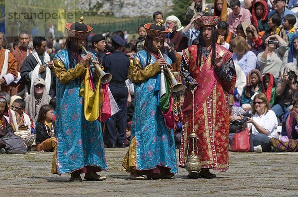 Buddhisten spielt die Flöte an religiöse Festlichkeit  Paro Tsechu  Paro  Bhutan  Asien