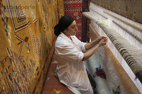 Frau machen Teppich  Teppich Palais Saadiens Shop  Souk Medina  Marrakesch  Marokko  Nordafrika  Afrika