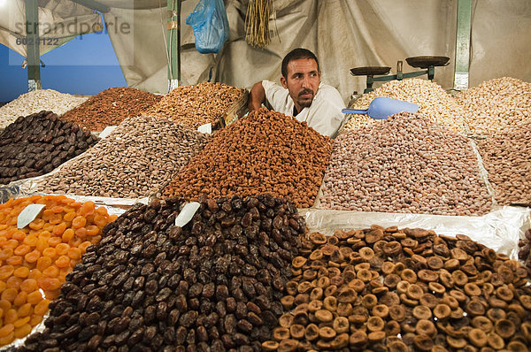 Getrocknete Früchte Verkäufer  Souk Medina  Marrakesch  Marokko  Nordafrika  Afrika