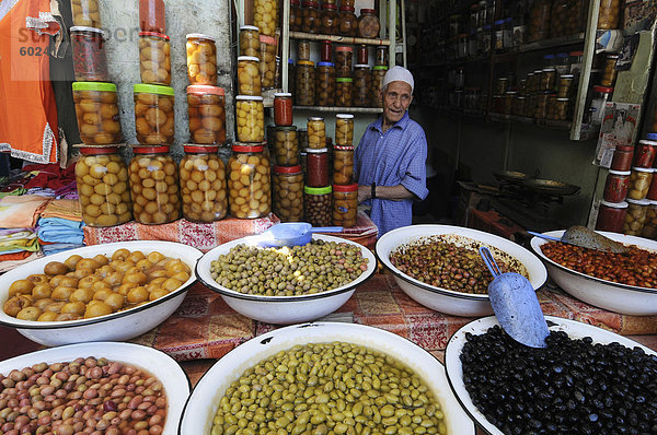 Olive stand der Souk Medina  Marrakesch  Marokko  Nordafrika  Afrika