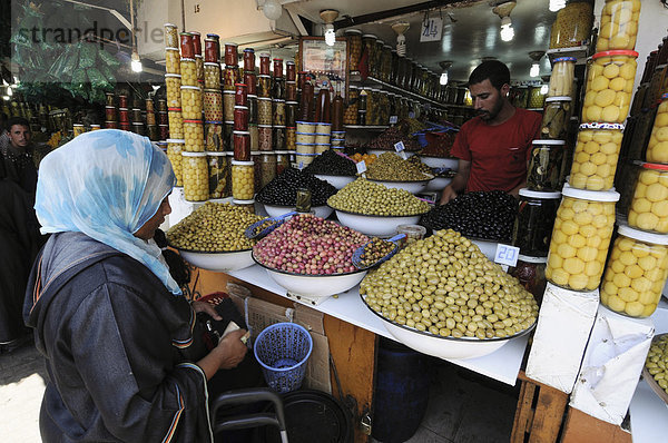 Olive stand der Souk Medina  Marrakesch  Marokko  Nordafrika  Afrika