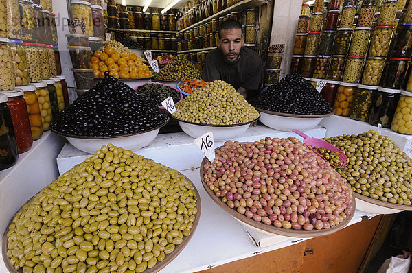 Olive stand der Souk Medina  Marrakesch  Marokko  Nordafrika  Afrika