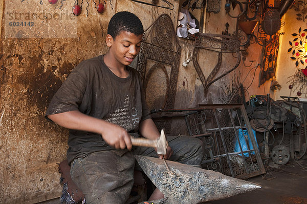 Metallarbeiter  Souk Medina  Marrakesch  Marokko  Nordafrika  Afrika