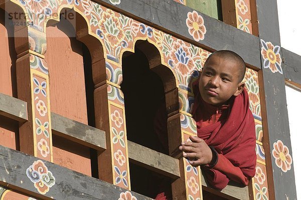Junge buddhistische Mönch am Fenster  Gangte Goempa  Bhutan  Asien