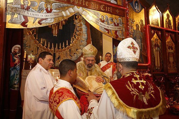 Segnung des Brotes während Koptische Orthodoxe Feier  Chatenay-Malabry  Hauts de Seine  Frankreich  Europa