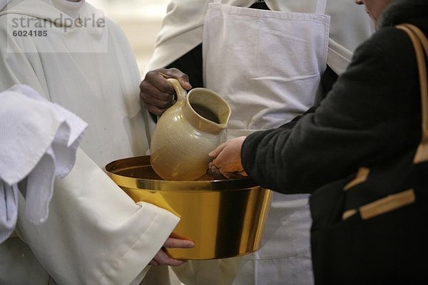 Masse in Saint Gervais katholischen Kirche ausführen  indem eine klösterliche Gemeinschaft  Paris  Frankreich  Europa