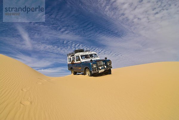 Jeep-Fahrt durch die hohe Sanddüne der westlichen Wüste  in der Nähe von Siwa  Ägypten  Nordafrika  Afrika