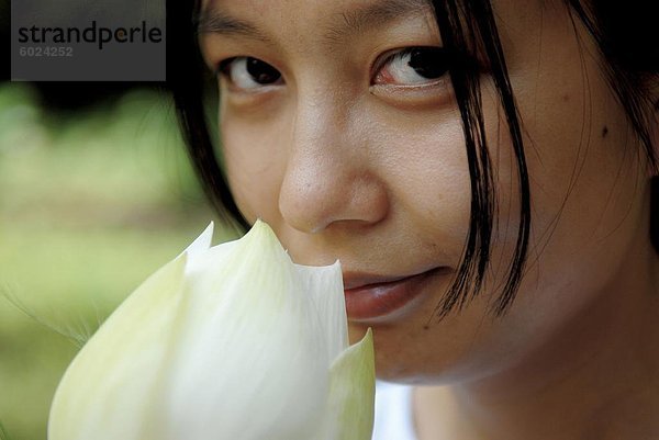 Frau mit Lotusblüte  Vietnam  Indochina  Südostasien  Asien