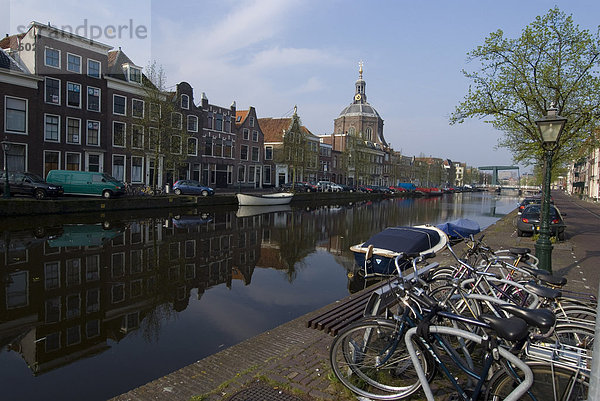 Blick auf den Kanal Richtung Mare Kirche  Leiden  Niederlande  Europa