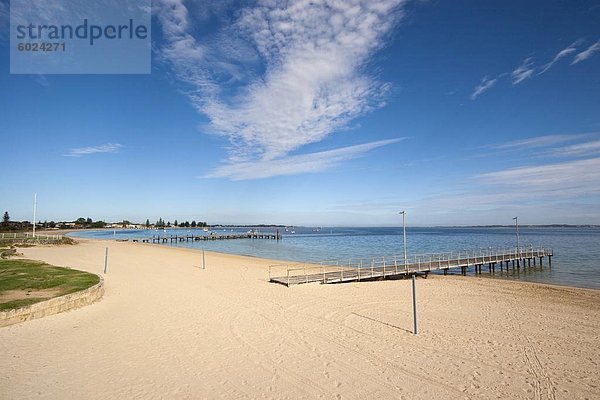 Der Strand am Cockburn Sound in Rockingham  einem südlichen Vorort von Perth in der Nähe von Hafen von Fremantle  Rockingham  Fremantle  Perth  Western Australia  Australien  Pazifik