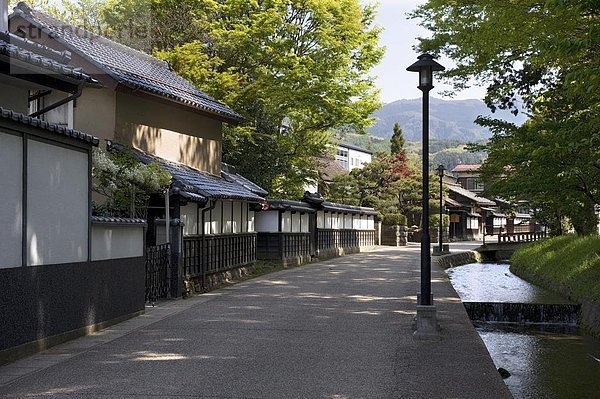 Malerisch Straße gesäumt mit traditionellen Residenzen Matsushiro innerorts  Präfektur Nagano  Japan  Asien