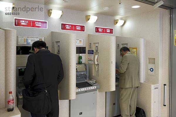 Menschen  die nach Stunden Banken bei Bankscheiben in Japan  Asien