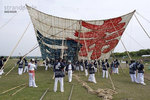 Sagami-Drachen-Festival  welches den größten Kite in Japan am Quadrat über 14 Metern und 1000 kg Gewicht  Sagamihara  Kanagawa  Japan  Asien verfügt