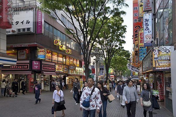 Menschen zu Fuß in der berühmten Kabukicho Entertainment District East Shinjuku  Tokio  Japan  Asien