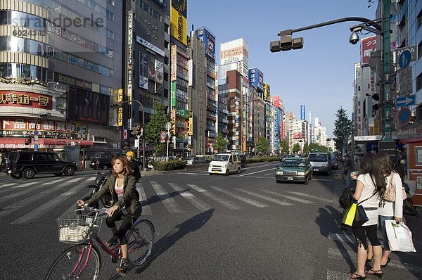 Die Breite Yasukuni-Dori-Straße in die Kabukicho Unterhaltung Bezirk  East Shinjuku  Tokio  Japan  Asien