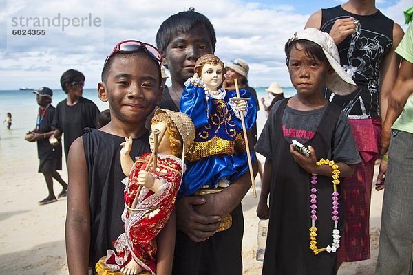 Jungen  beschmiert mit Ruß auf den Gesichtern  die Parade entlang White Beach während der Ati-Atihan Festival  ein jährliches fest zu Ehren der Santo Nino  Boracay  Aklan  Philippinen  Südostasien  Asien