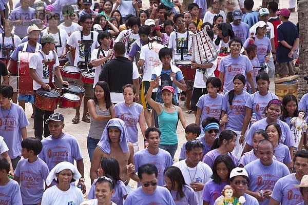 Umzug entlang White Beach während der Ati-Atihan Festival  ein jährliches fest zu Ehren der Santo Nino  Boracay  Aklan  Philippinen  Südostasien  Asien