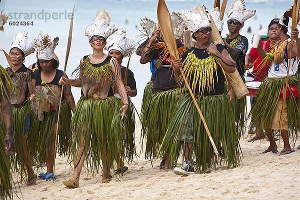 Umzug entlang White Beach während der Ati-Atihan Festival  ein jährliches fest zu Ehren der Santo Nino  Boracay  Aklan  Philippinen  Südostasien  Asien