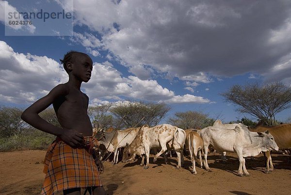 Hamer junge Besucher am Stier springen Zeremonie in der Nähe von Turmi  Omo Gebiet  Äthiopien  Afrika