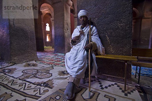 Mönch sitzen in den Fels gehauen Kloster von Lalibela  nördlichen Äthiopien  Afrika