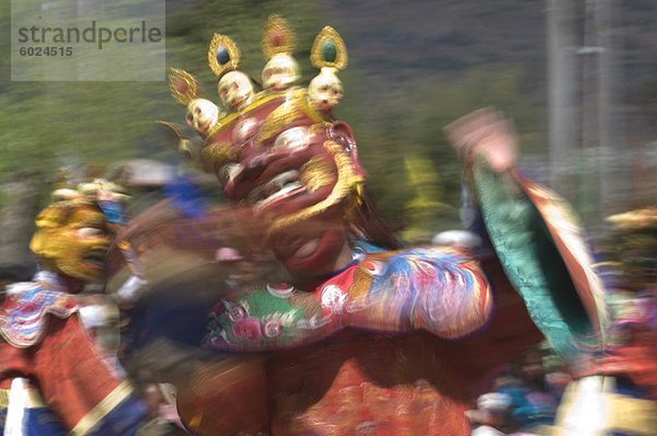 Traditionell gekleideten Tänzer im Paro Tsechu  einer religiösen Tanz-Zeremonie  Paro  Bhutan  Asien