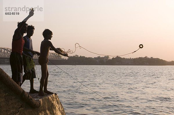 Jungen Fischen für Metall-Münzen in die Haora Fluß  Kolkata (Kalkutta)  West Bengal  Indien  Asien