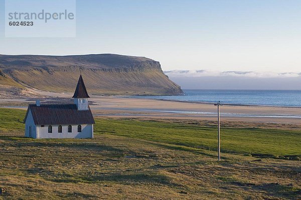Einsame Kirche in Breidavik der Westfjorde Island  Polarregionen