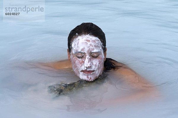 Frau genießen das heilende Wasser der blauen Lagune  Reykjavik  Island  Polarregionen