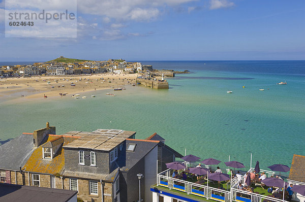 Ebbe  Blick über die Dächer und quer durch den Hafen auf St. Ives (Pedn Olva) in Richtung der Insel oder St. Ives Kopf  North Cornwall  England  Vereinigtes Königreich  Europa