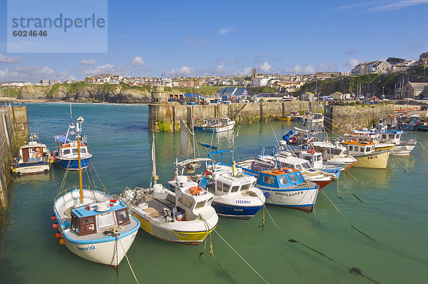 Kleine Fischerboote im Hafen von Flut  Newquay  North Cornwall  England  Vereinigtes Königreich  Europa