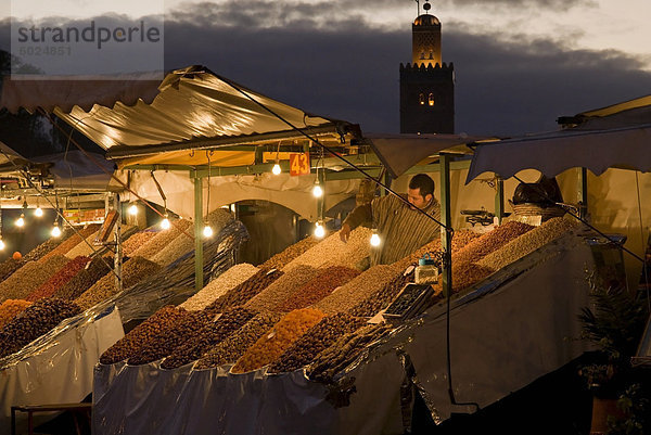 Obst-Verkäufer mit der Koutoubia-Minarett hinter  Platz Jemaa el Fna (Platz Djemaa el Fna)  Marrakesch (Marrakech)  Marokko  Nordafrika  Afrika