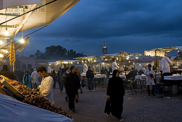 Kochen Sie verkaufen Lebensmittel aus seinem Stall in der Djemaa el Fna  Platz Jemaa el Fna (Platz Djemaa el Fna)  Marrakesch (Marrakech)  Marokko  Nordafrika  Afrika