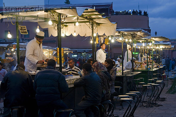 Köche Verkauf Lebensmittel aus ihre Stände auf dem Djemaa el Fna  Platz Jemaa el Fna (Platz Djemaa el Fna)  Marrakesch (Marrakech)  Marokko  Nordafrika  Afrika