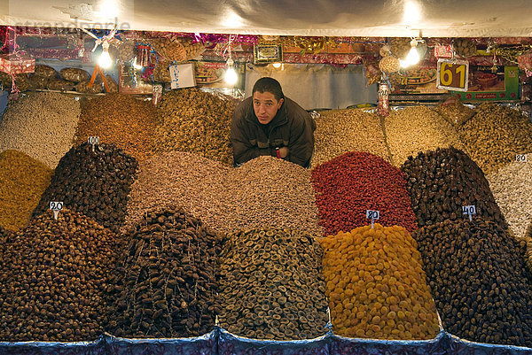 Trockenfrüchte Verkäufer  Platz Jemaa el Fna (Platz Djemaa el Fna)  Marrakesch (Marrakech)  Marokko  Nordafrika  Afrika