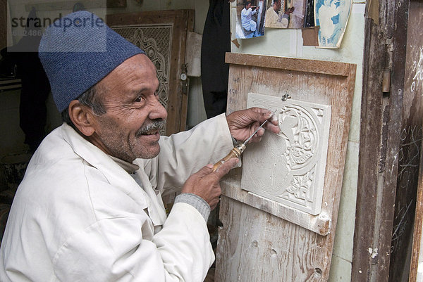 Handwerker bei der Arbeit auf Stuck carving  der Souk  Marrakesch (Marrakech)  Marokko  Nordafrika  Afrika