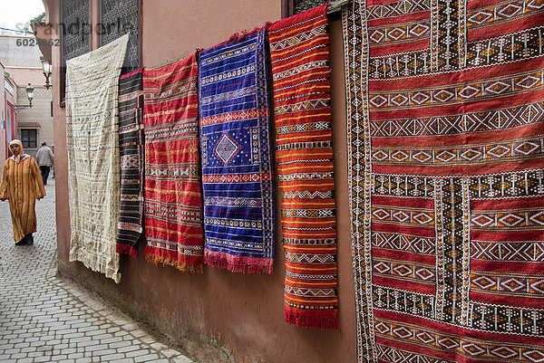 Teppiche zum Verkauf in den Souk  Marrakesch (Marrakech)  Marokko  Nordafrika  Afrika