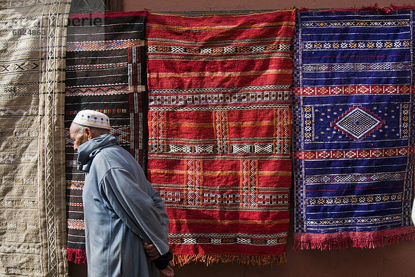 Teppiche zum Verkauf in den Souk  Marrakesch (Marrakech)  Marokko  Nordafrika  Afrika