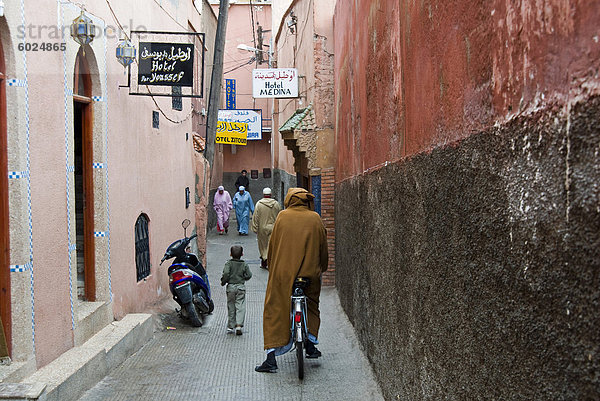 Straße im Souk  Marrakesch (Marrakech)  Marokko  Nordafrika  Afrika