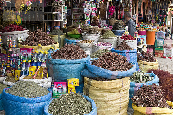 Gewürze und Kräuter zum Verkauf in den Souk  Medina  Marrakesch (Marrakech)  Marokko  Nordafrika  Afrika