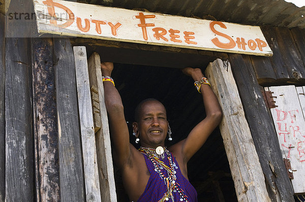 Masai Mann am Flugplatz Duty-Free  Masai Mara  Kenia  Ostafrika  Afrika