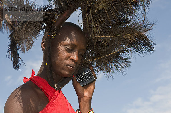 Masai Mann sprechen über Handy  Masai Mara  Kenia  Ostafrika  Afrika