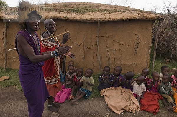 Masai Männer mit Kindern  Masai Mara  Kenia  Ostafrika  Afrika