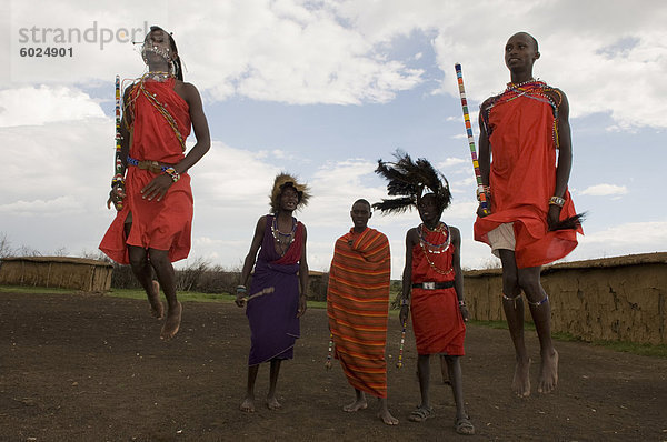 Masai Krieger durchführen tanzen  Masai Mara  Kenia  Ostafrika  Afrika