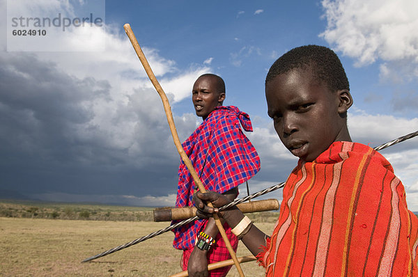Masai Junge mit seinem Vater  Masai Mara  Kenia  Ostafrika  Afrika