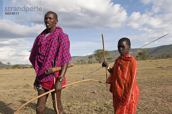 Masai Junge mit seinem Vater  Masai Mara  Kenia  Ostafrika  Afrika