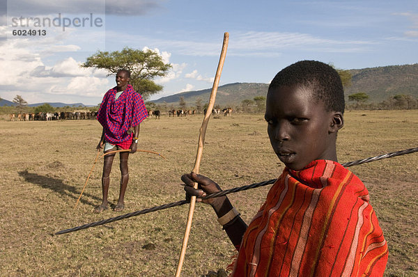 Masai Junge mit seinem Vater  Masai Mara  Kenia  Ostafrika  Afrika