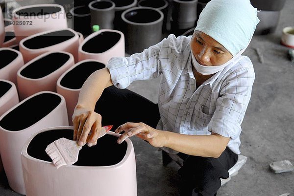 Arbeiter in einer Fabrik  Töpferei  Bat Trang  Vietnam  Indochina  Südostasien  Asien